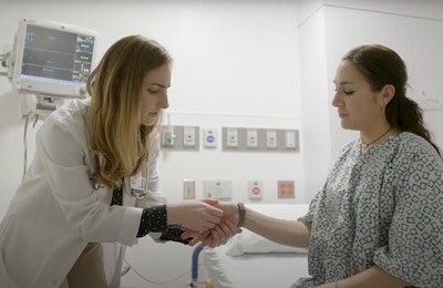 Кодирование Аквилонг в Рязани Врач держит пациентку за руку