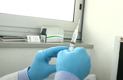 Проведение кодирования Вивитролом в Рязани Шприц с Вивитролом в руках у врача